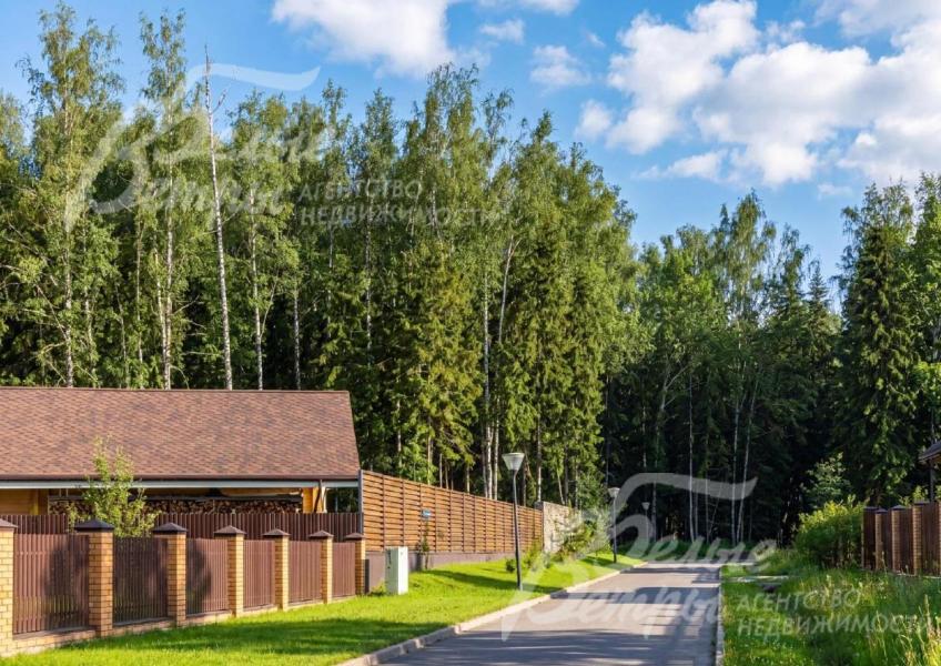 Поселок расположен у леса