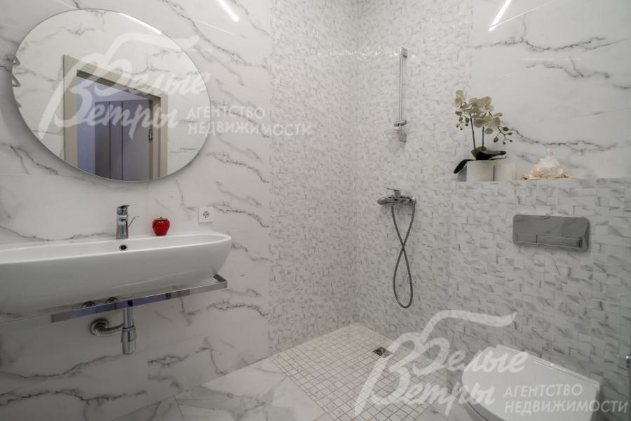 Санузел на первом этаже. Белая сантехника Catalano и Villeroy&Boch