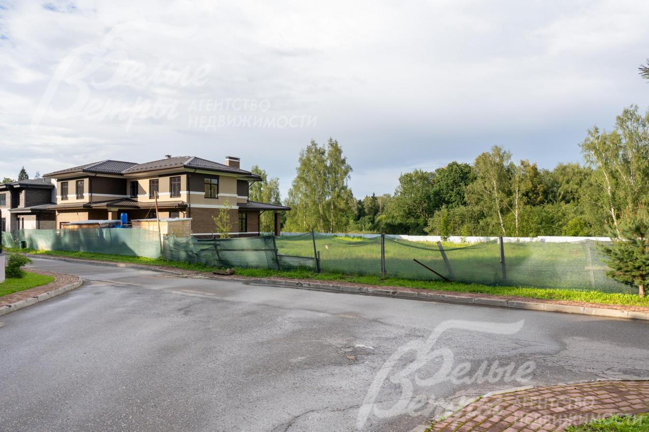 К участку ведёт широкая асфальтированная дорога