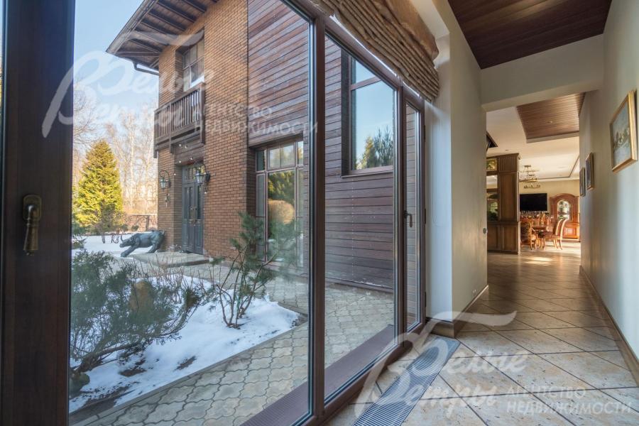 Панорамное остекление в холле-коридоре с выходом на участок. Из холла открывается красивый вид на участок