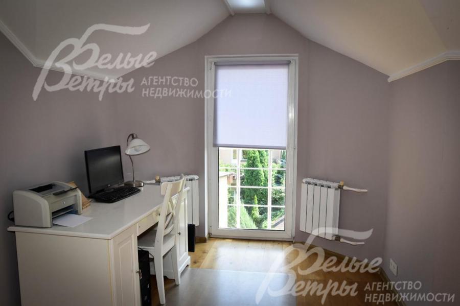 Из гостиной - выход на французский балкон