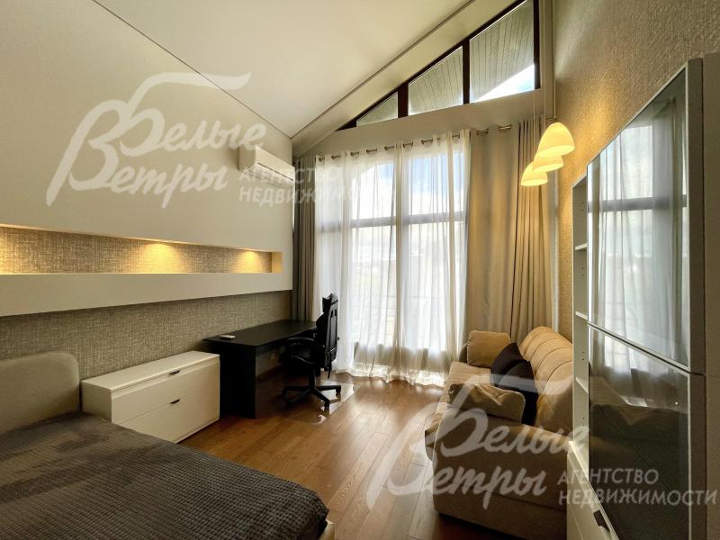 Высокие потолки в спальне