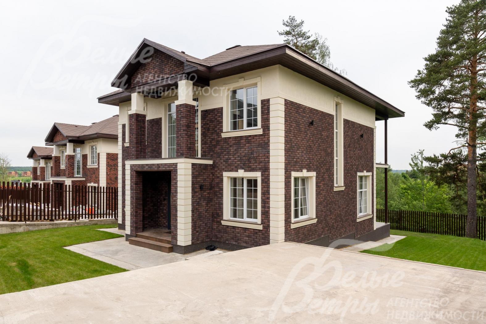 Стены дома облицованы термопанелями с темной клинкерной плиткой от "Эстком" и штукатуркой Короед.