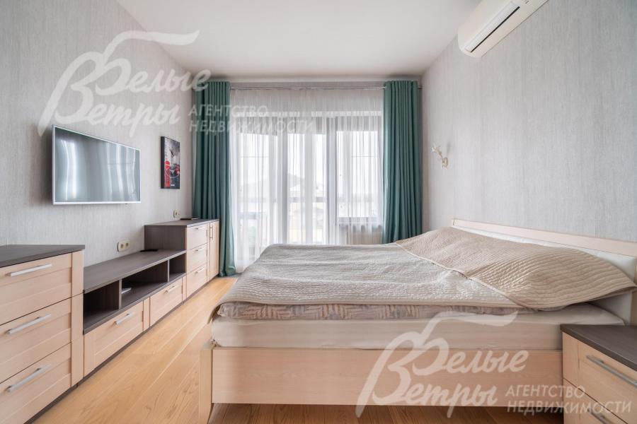 Спальня полностью меблирована, установлен телевизор