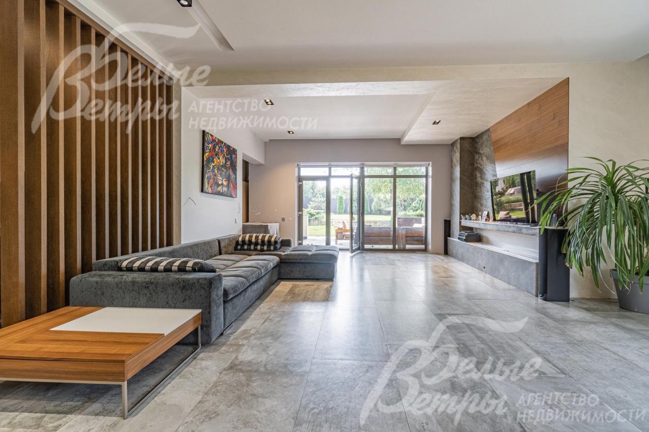 Пол в гостиной-кухне-столовой выполнен из дорогого керамогранита