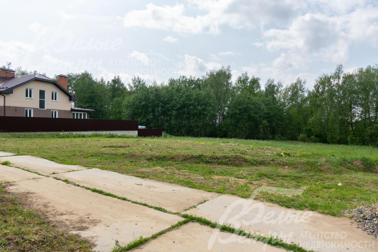 Участок находится в поселке комфорт-класса с центральными коммуникациями