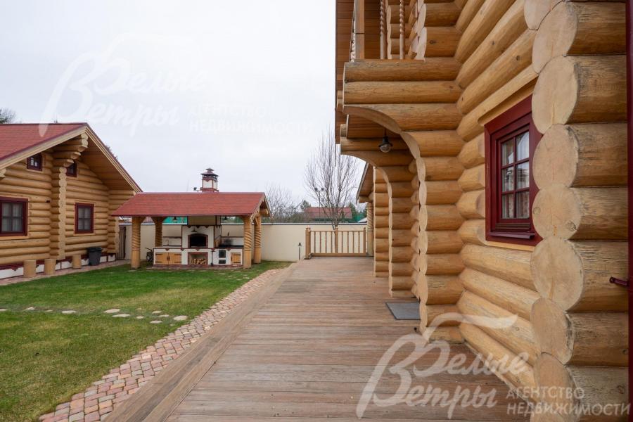 У основного дома - двухзонная терраса с крытой и открытой частью