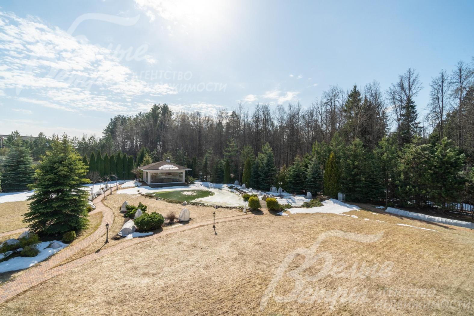 На участке дорожки общей протяжённостью 330 метров вымощены клинкерной брусчаткой, организовано уличное освещение в виде трёх контуров с 17 фонарными столбами