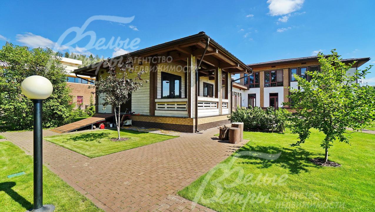 Баня выдержана в едином стиле с домом