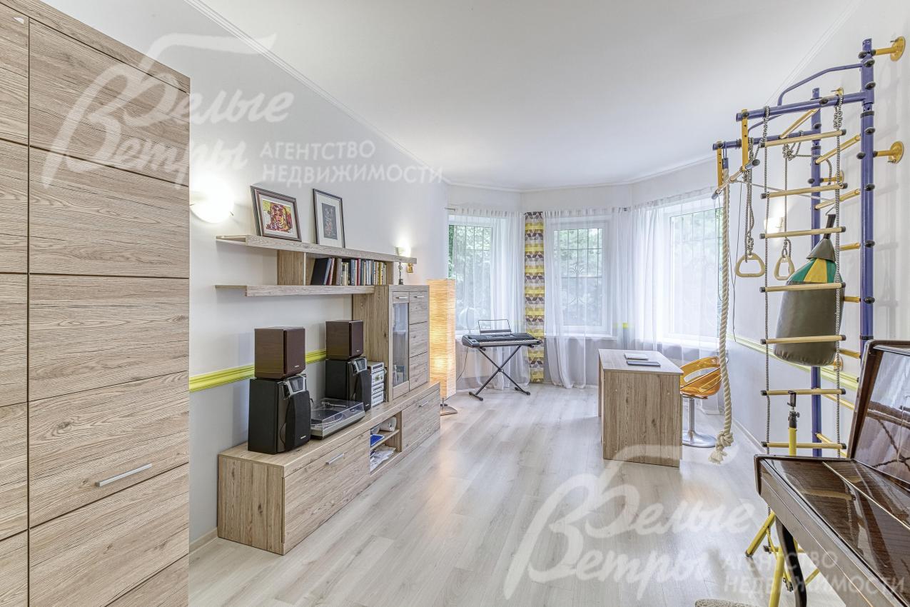 Светлая детская комната (спальня) с эркером и полным комплектом мебели