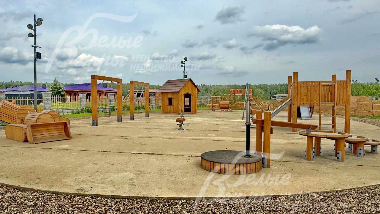 Детские и спортивные площадки в поселке