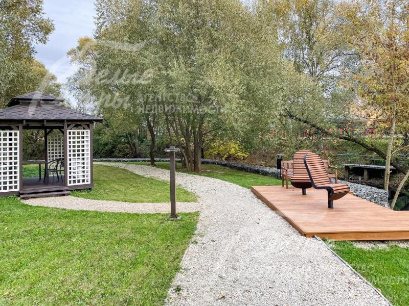 Общественные места отдыха на набережной в поселке Усадьба Бергов