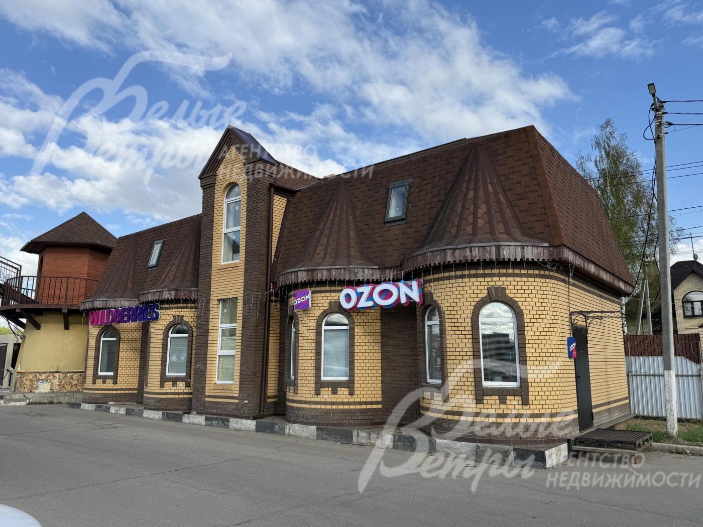 На въезде в поселок пункты выдачи Ozon и WB