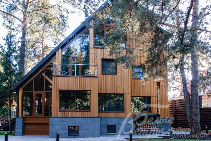 Фасад дома облицован лиственницей