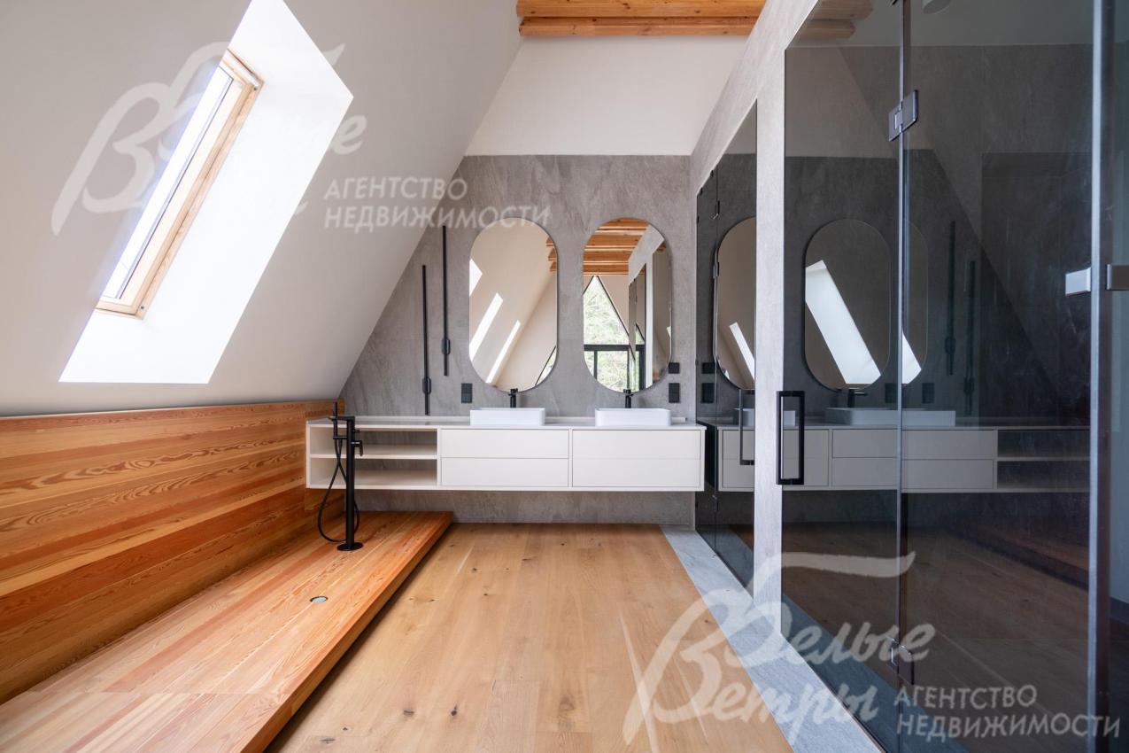 В санузлах установлена сантехника брендов Тессе и Хансгрое преимущественно в чёрном матовом исполнении