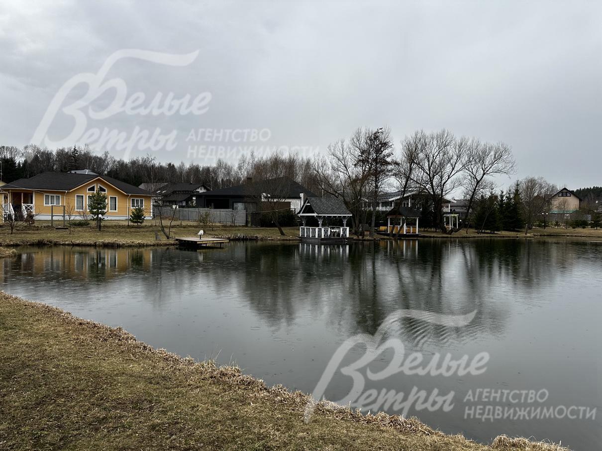 Озеро в коттеджном поселке Лесной Пейзаж