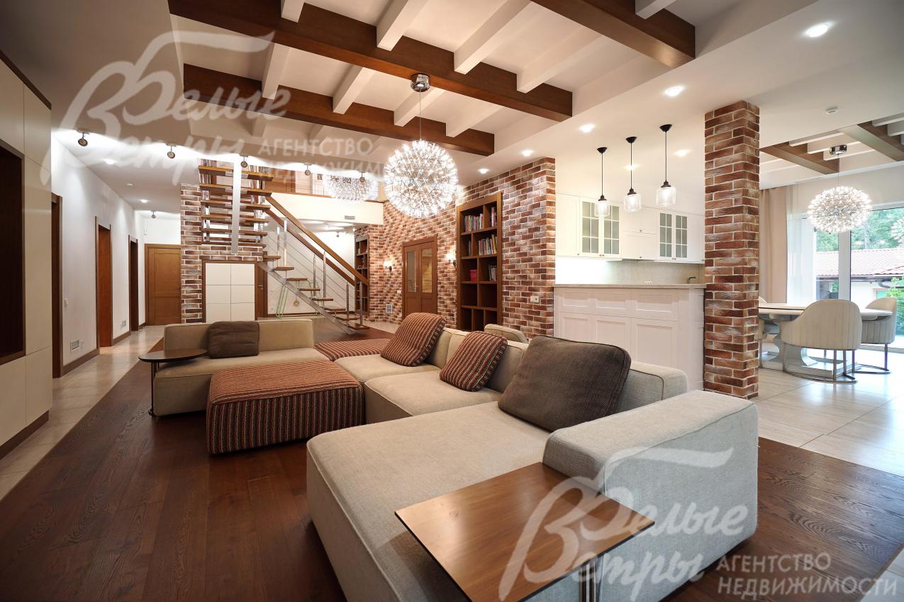 В доме выполнена дизайнерская отделка под ключ по авторскому проекту из дорогостоящих материалов