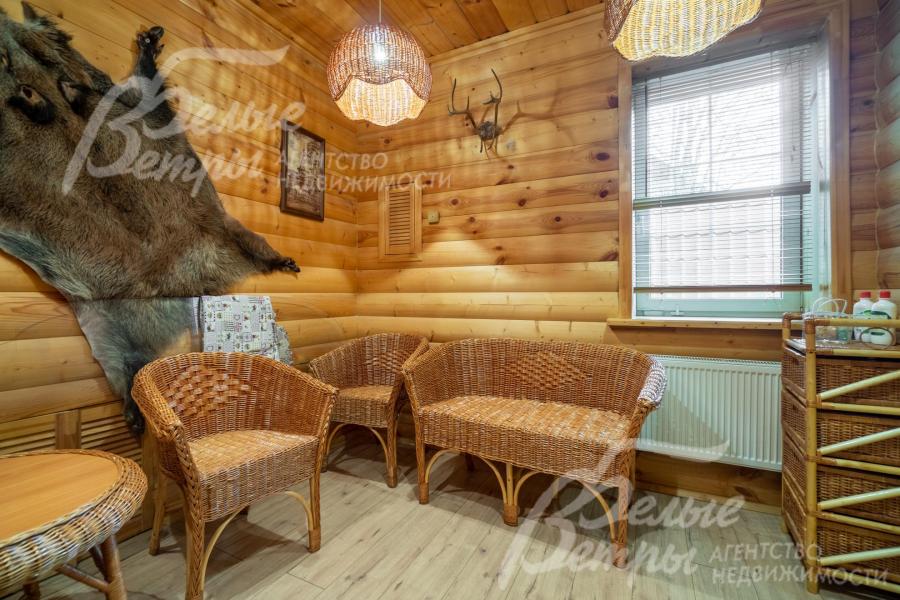 Комната отдыха в зоне сауны с дорогостоящей отделкой в охотничьем стиле