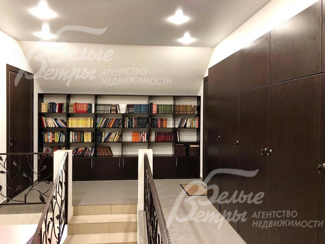 В холле на мансардном этаже - небольшая библиотека для общего пользования