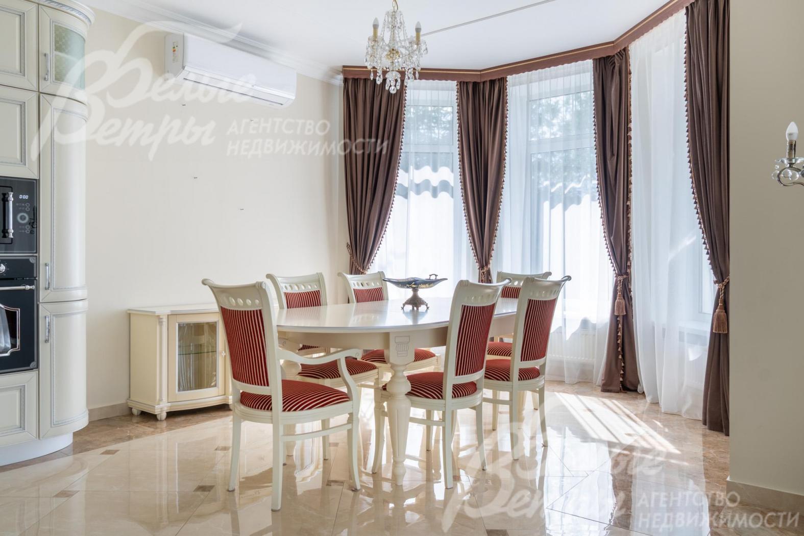 Зона кухни-столовой укомплектована мебелью: гарнитуром и обеденной группой на 6 персон