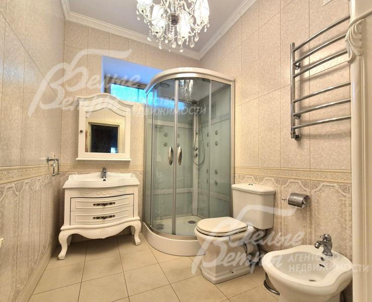 Санузел с душевой на 1-ом этаже.