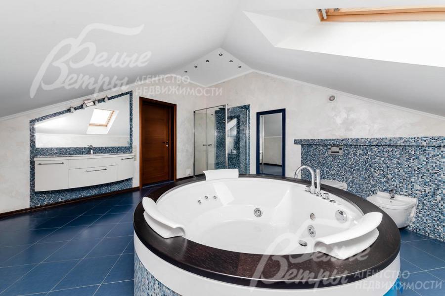 Большая ванная комната с джакузи