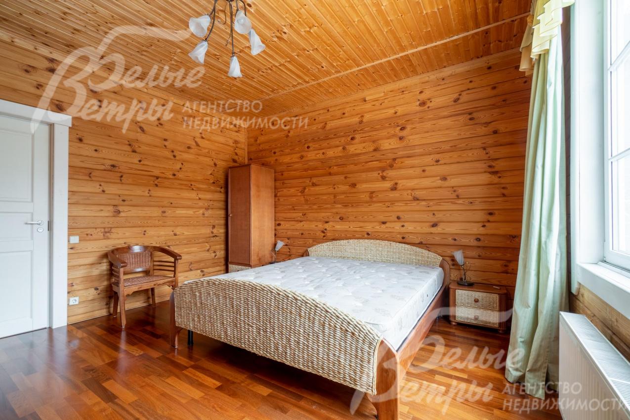 Спальная на первом этаже в эко-стиле в цветовой гамме, характерной для естественной природы