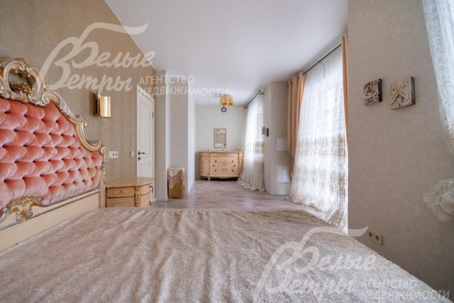 В мастер-спальне можно дополнительно организовать зону отдыха или оборудовать рабочее место у окна, а также установить столик для макияжа