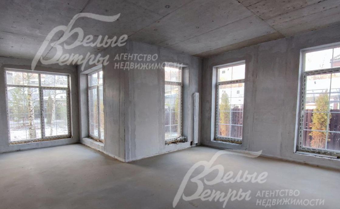 В доме установлены внутренние стены, окна, в том числе панорамные