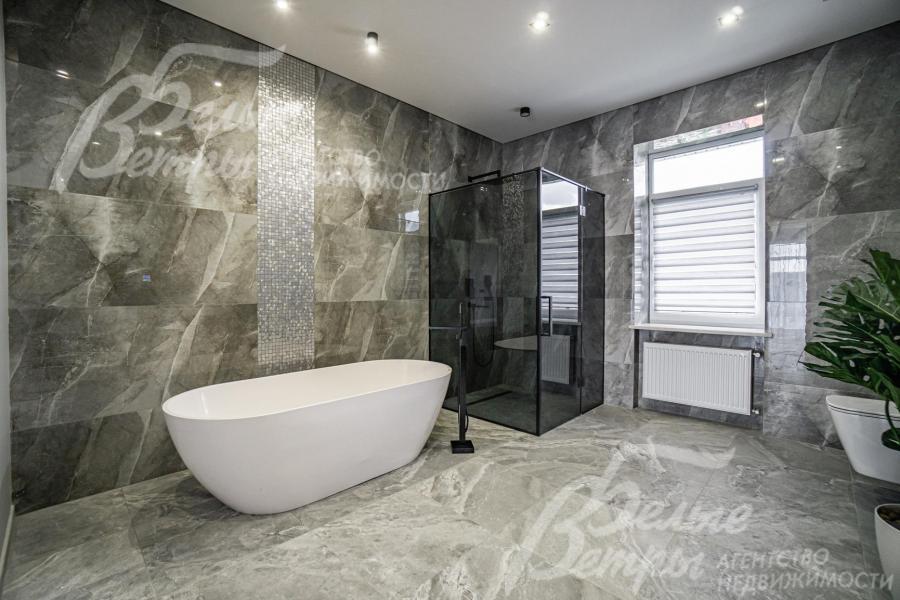Санузел с отдельно стоящей ванной и душевой кабиной