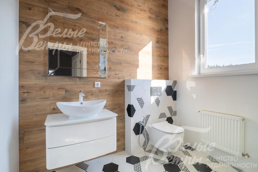 Санузел на втором этаже с окном и акцентной стеной, оформленной плиткой "под дерево"