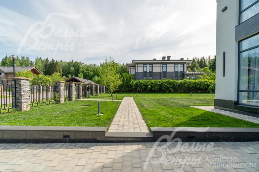 Ограждение участка –прозрачное металлическое на кирпичных столбах, в едином стиле посёлка