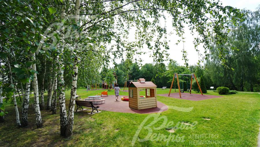 Множество детских площадок