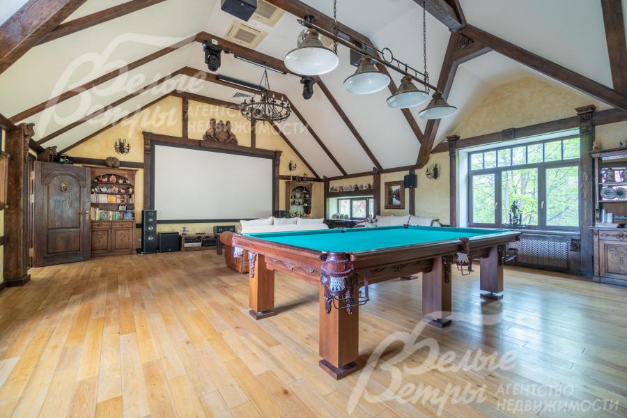 В кинозале расположен бильярдный стол 12 футов