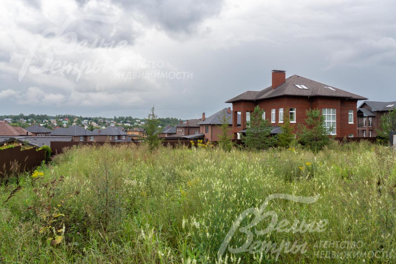 Панорамный вид с участка на коттеджный посёлок