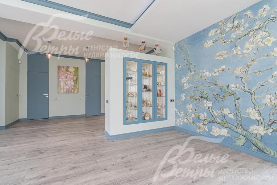 На полу бельгийский ламинат, на стенах фрески