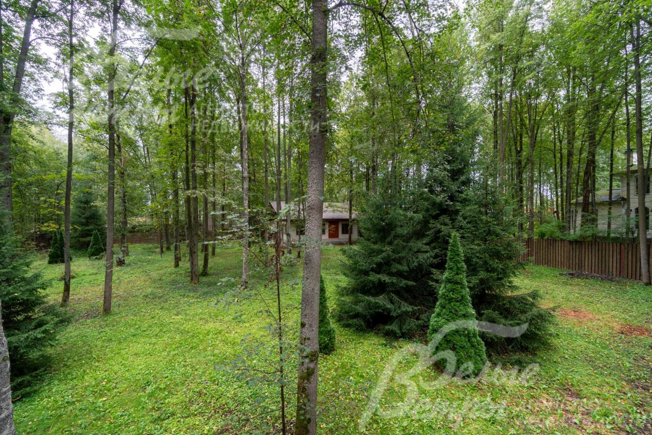 Участок расположен в приватной живописной локации в центре коттеджного посёлка