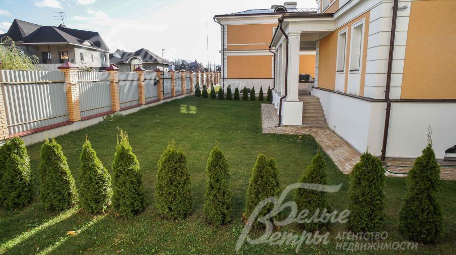 Участок выровнен, засеян газоном