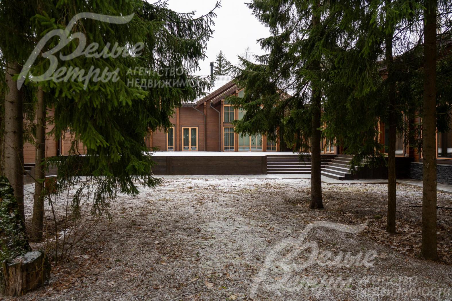 Участок площадью 45 соток, на котором сохранены лесные деревья, выглядит живописно в любое время года