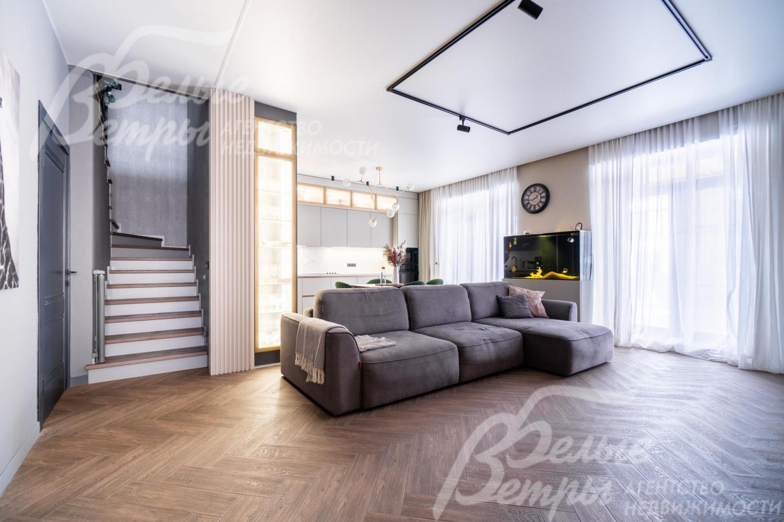 На второй этаж ведет монолитная лестница со ступенями, отделанными ясенем