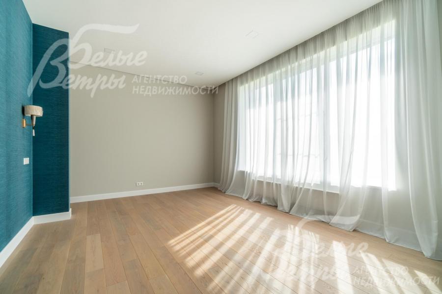 Мастер-спальня - с большим окном, разведена акустика и в потолок вмонтированы 5 колонок 