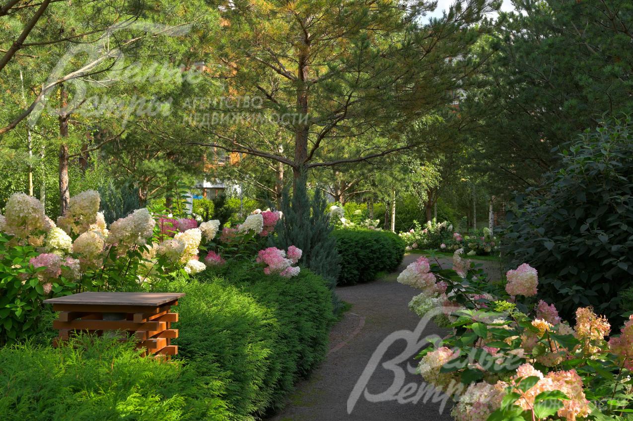 Парк на территории поселка Внуково Теннис Кантри Клаб