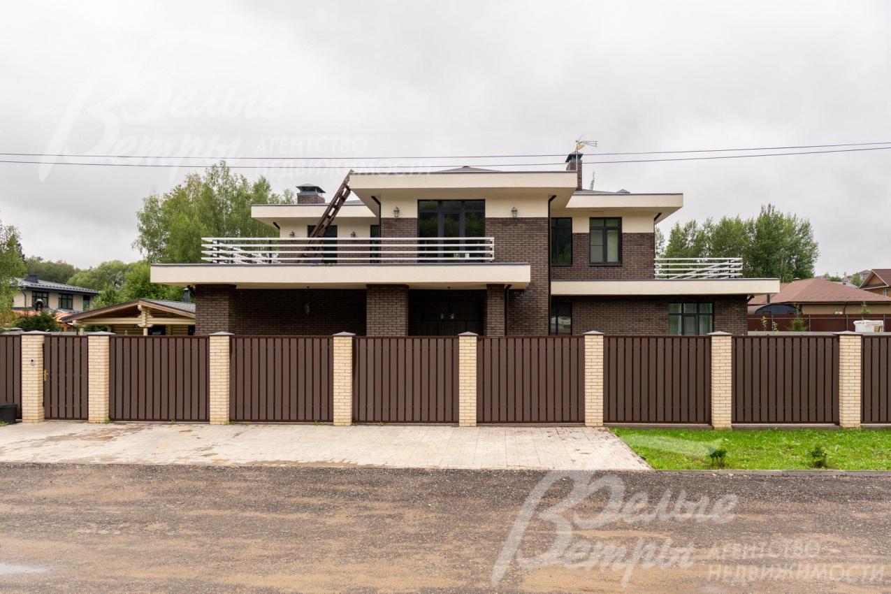 Дом с привлекательной современной архитектурой и высоким качеством строительства