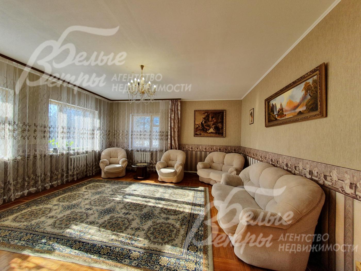 Просторная солнечная гостиная