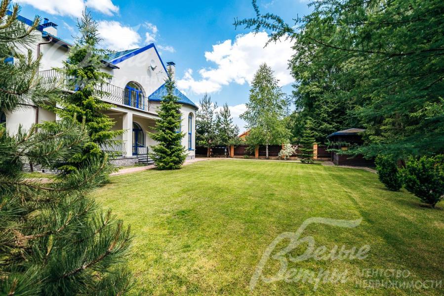 Участок по периметру огорожен забором