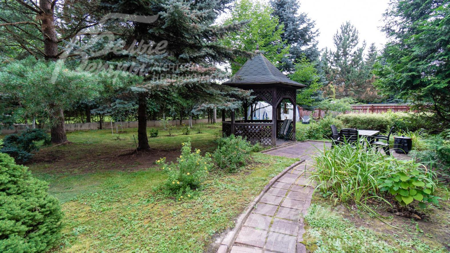 Деревянная беседка с зоной барбекю на участке