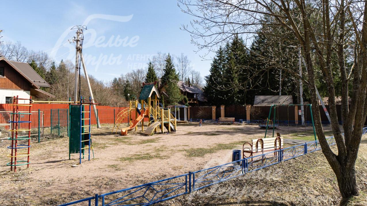 Детская площадка в поселке