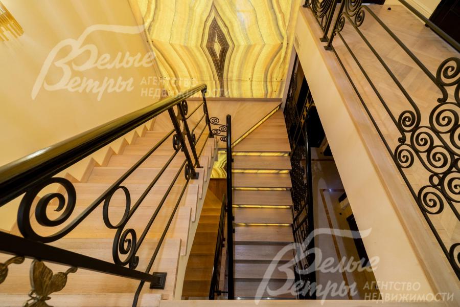 Подступенки лестницы также отделаны ониксом с эффектной подсветкой