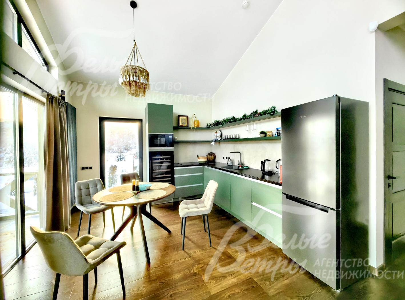 Оборудованная кухня с винным шкафом