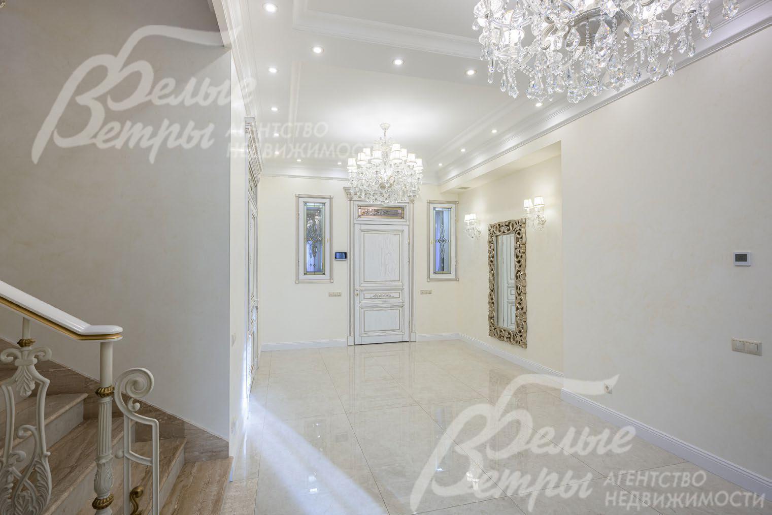 Холл первого этажа